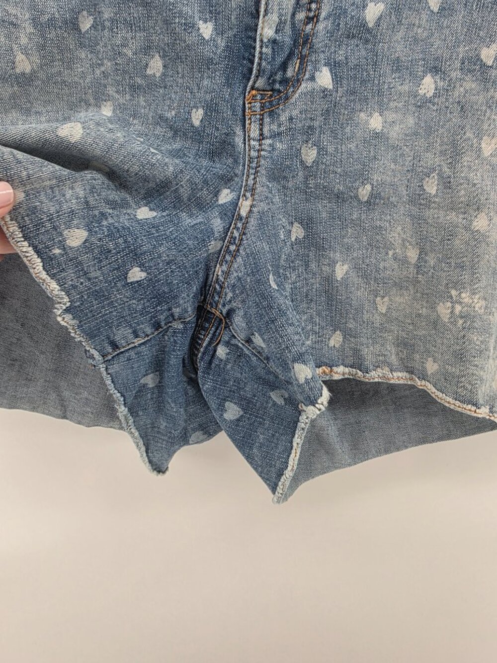 Torrid Light Wash Heart Print Distressed Denim Shorts – Size 20 - Picture 3 of 8